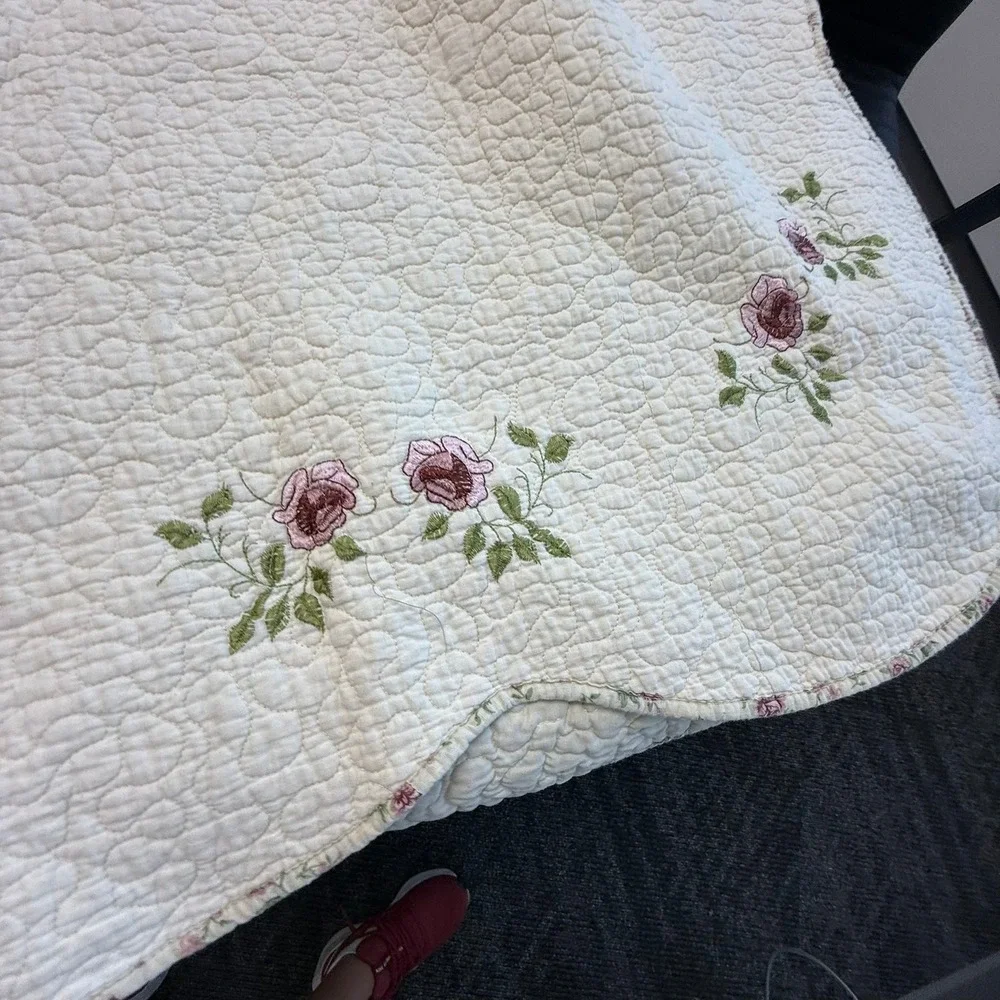 Vintage Style Floral Embroidered Quilted Bedspread Cream Pink Rose Scalloped